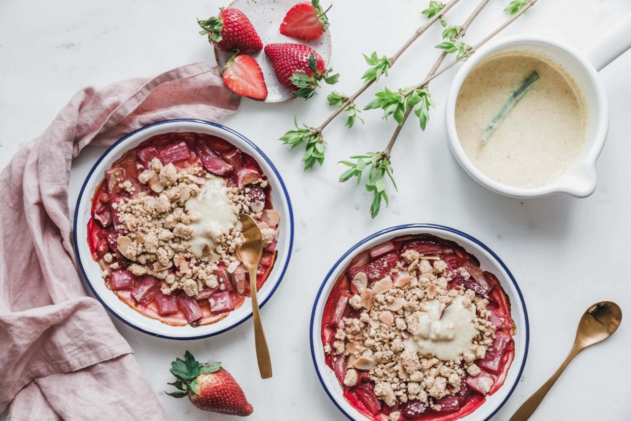 Veganer Rhabarber-Erdbeer-Crumble mit Vanillesauce