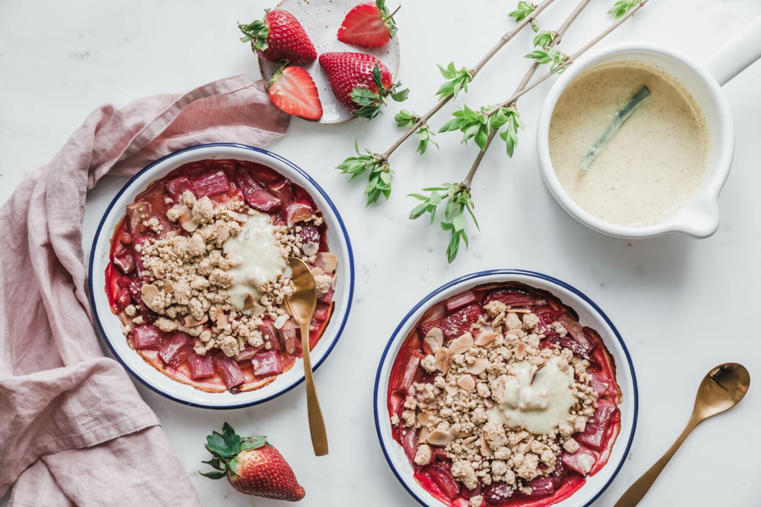 Veganer Rhabarber-Erdbeer-Crumble mit Vanillesauce · Eat this! Foodblog ...