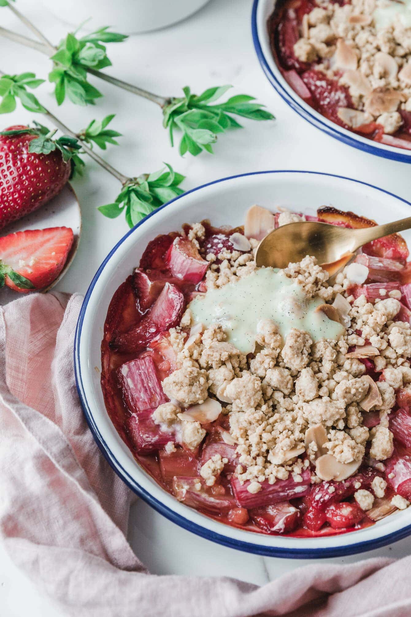 Veganer Rhabarber-Erdbeer-Crumble mit Vanillesauce · Eat this! Veganer Rhabarber-Erdbeer-Crumble mit Vanillesauce · Eat this!