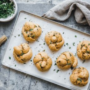Vollkorn-Sauerteigknoten mit Kürbis & Kräutern