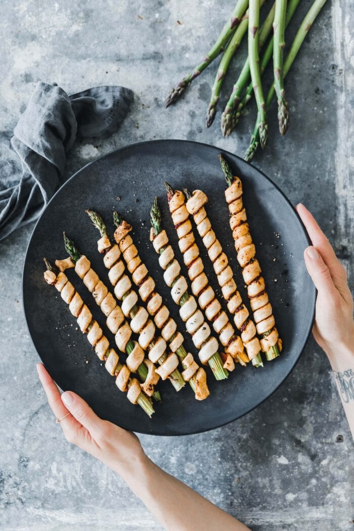 Blätterteig-Spargelstangen mit rotem Pesto