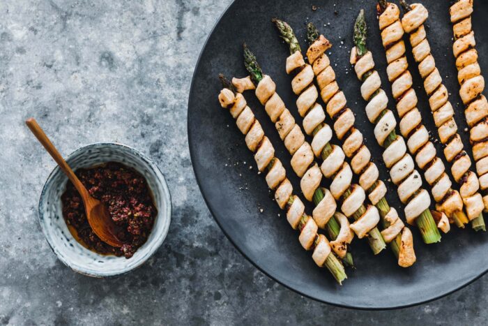 Blätterteig-Spargelstangen mit rotem Pesto