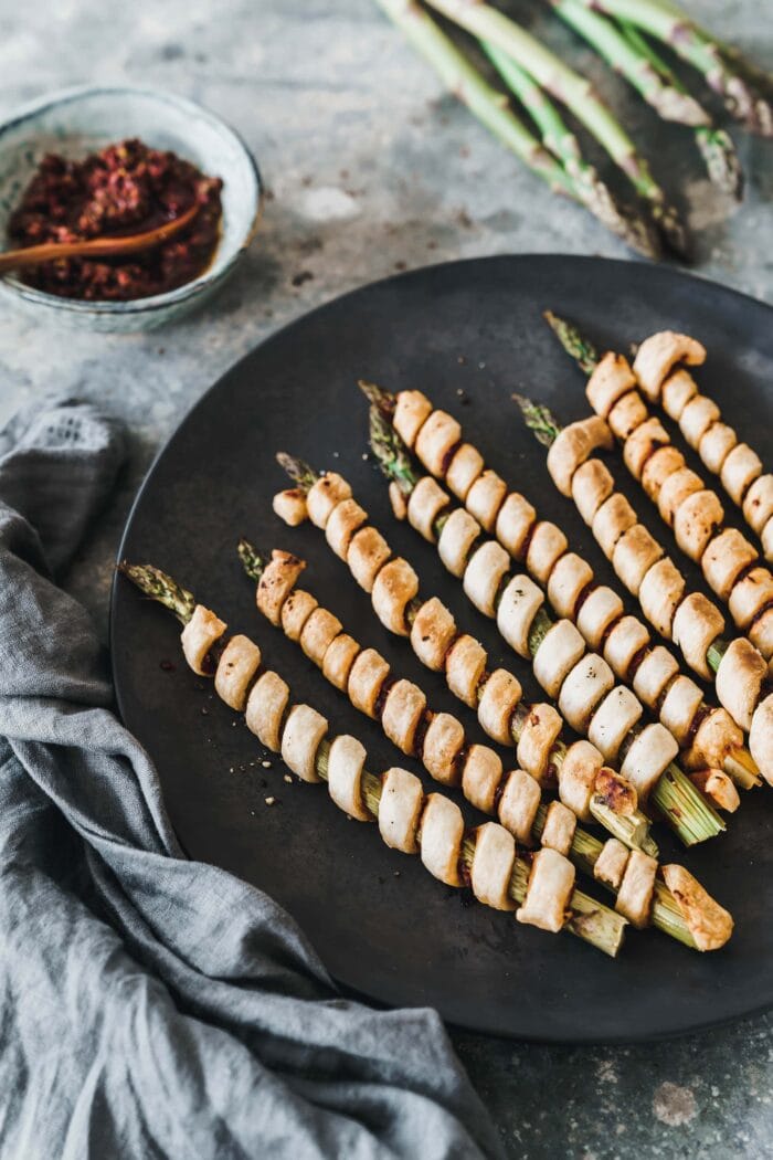 Blätterteig-Spargelstangen mit rotem Pesto
