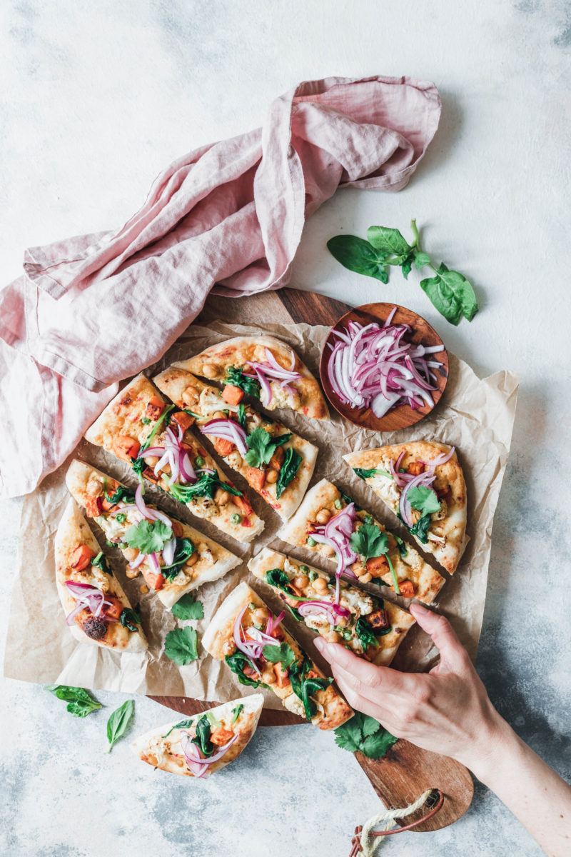 Naan-Pizza mit geröstetem Blumenkohl, Süßkartoffel und pinken Zwiebeln