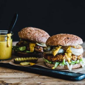 Seitan-Jackfruit-Burger mit karamellisierten Zwiebeln und Senf-Barbecue-Sauce