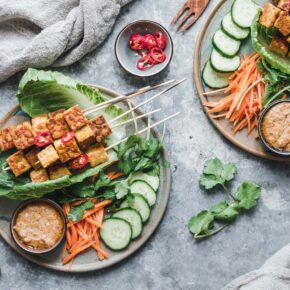 Tempeh Saté mit Erdnuss-Dip