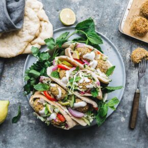 Im Ofen gebackene Falafel mit Sesam