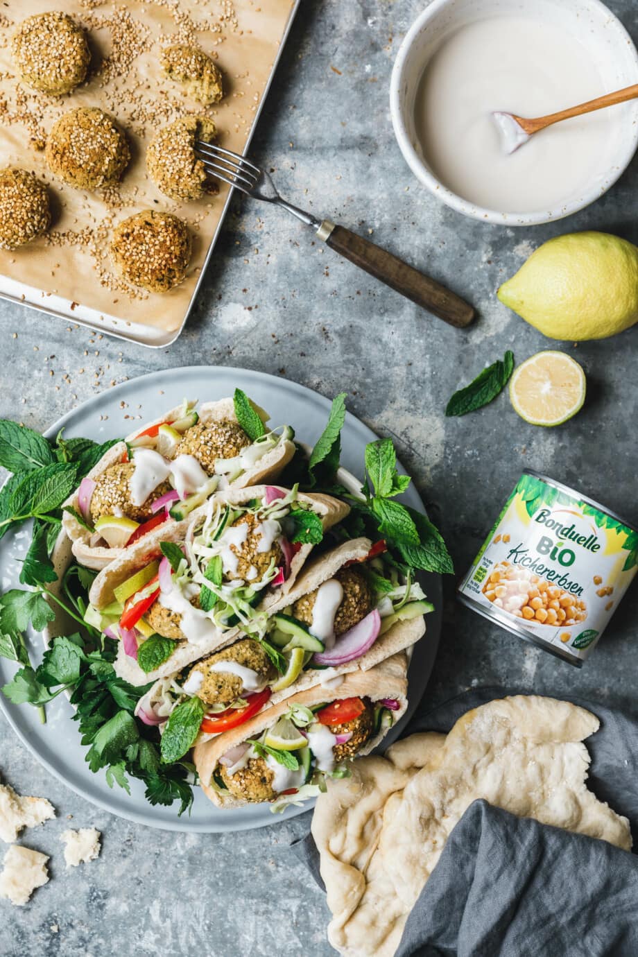 Gebackene Falafel mit Sesam &amp; Tahin-Joghurt · Eat this!