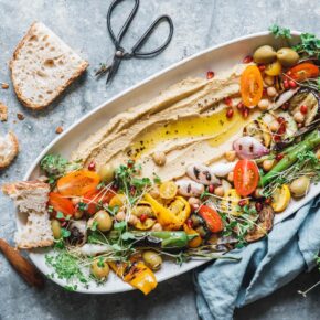 Hummus mit gegrilltem Gemüse & Microgreens