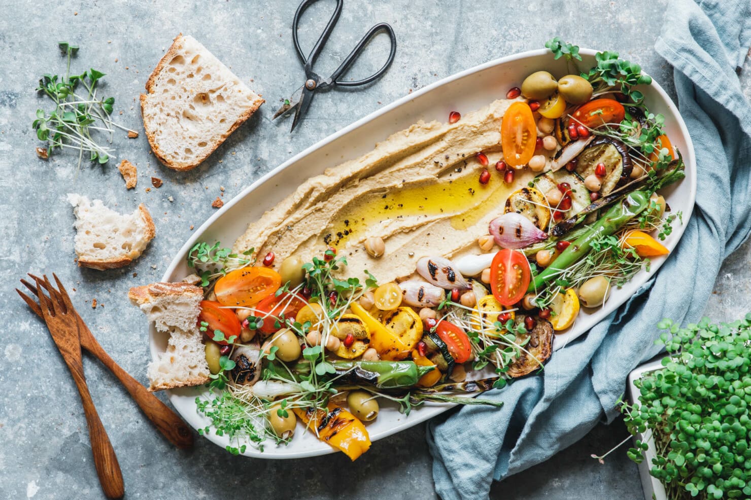 Hummus mit gegrilltem Gemüse &amp; Microgreens · Eat this! Foodblog für ...