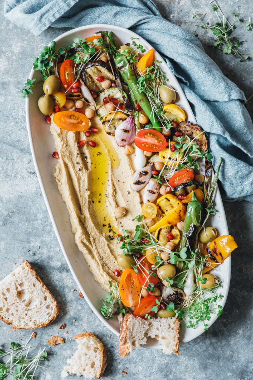 Hummus mit gegrilltem Gemüse & Microgreens