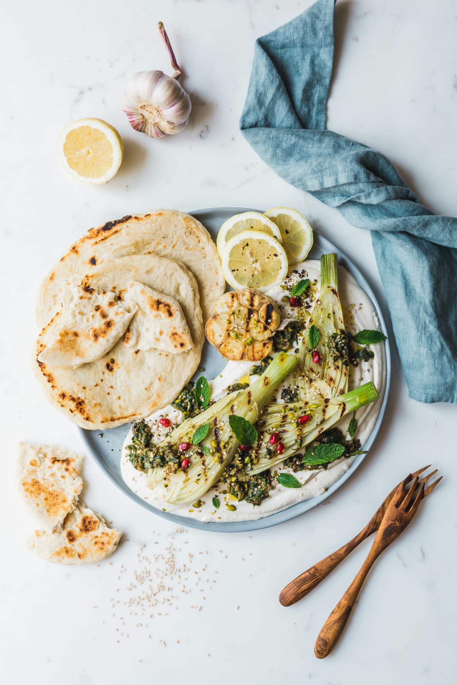 Gegrillter Fenchel mit Labneh und Oliven-Kräuter-Pesto · Eat this!