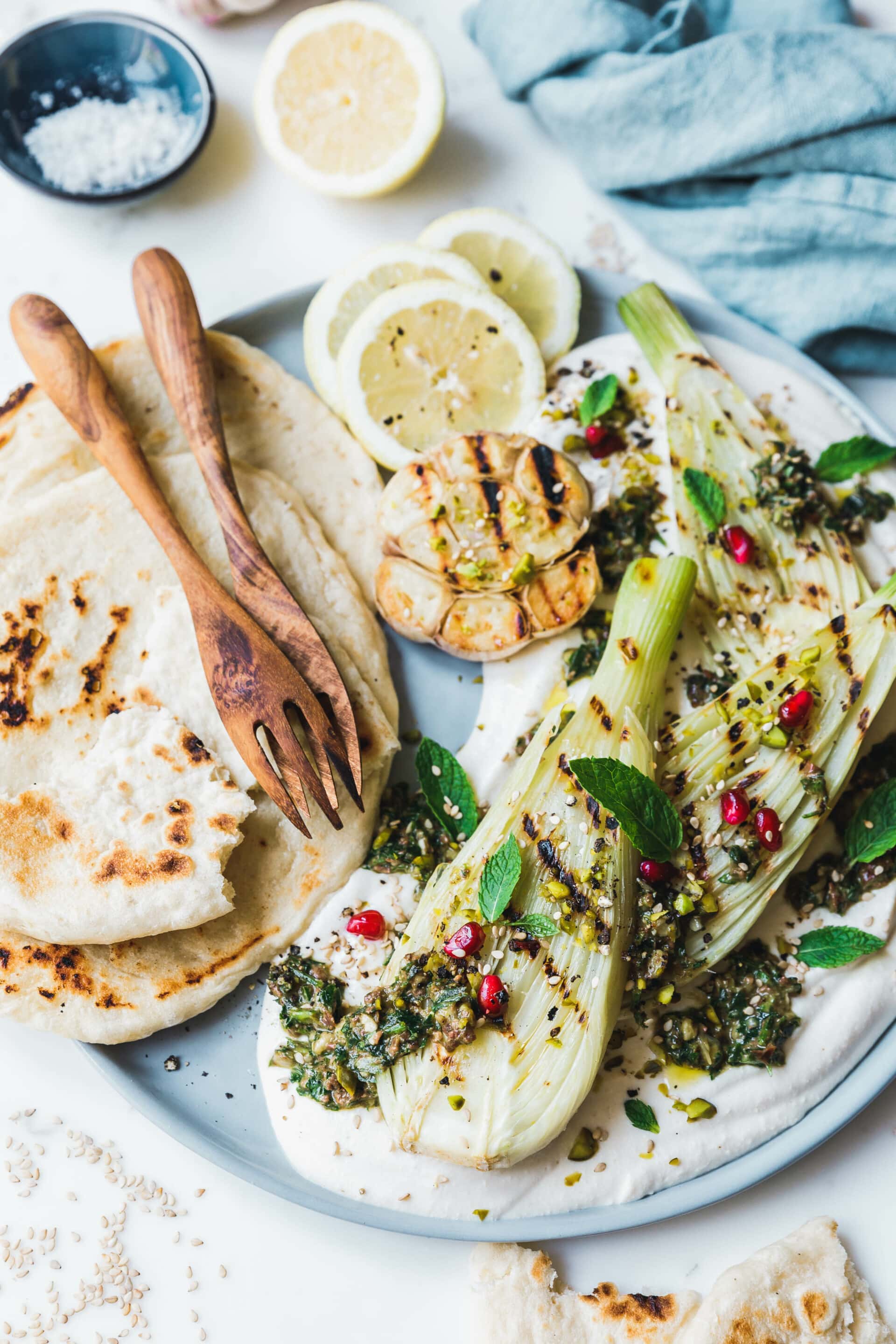 Gegrillter Fenchel mit Labneh und Oliven-Kräuter-Pesto · Eat this ...