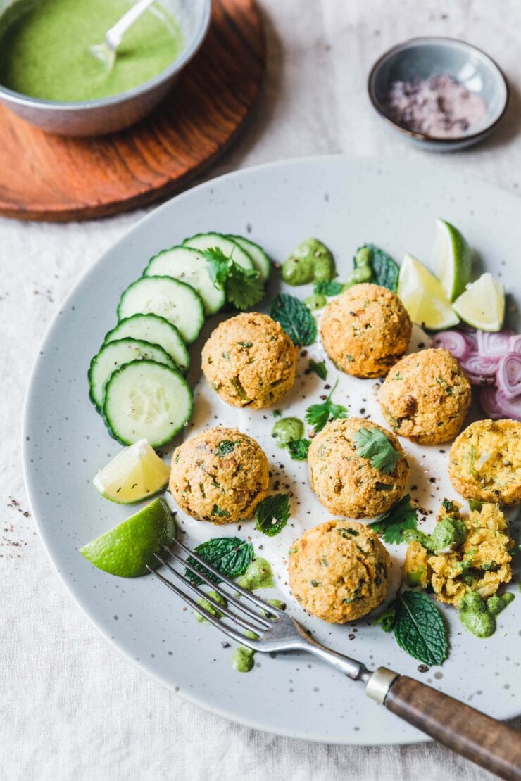 Masala Dal Vada – Indische Kichererbsenbällchen mit Minz-Chutney · Eat ...