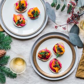 Buchweizen-Blinis mit Rote-Bete-Meerrettich-Creme & Gin-Karottenlachs