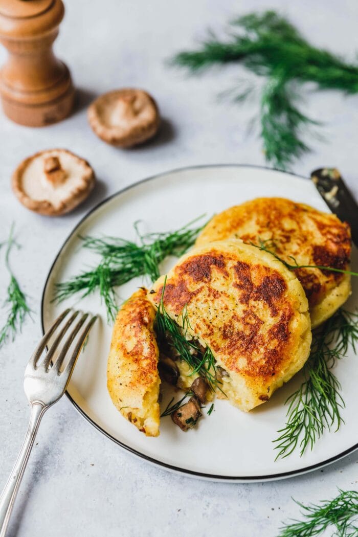 Knusprige Potato Cakes mit Pilzfüllung & frischem Dill