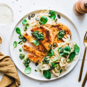Kürbisschnitzel mit Thymian-Senf-Kruste und Sellerie-Fenchel-Salat