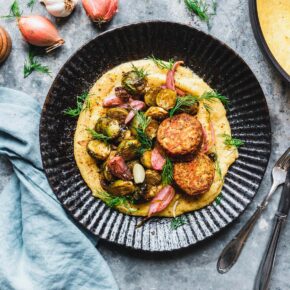Ofen-Polenta mit geröstetem Rosenkohl und Tofu Crispern