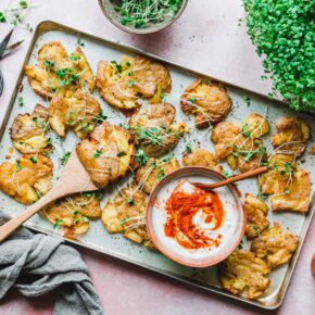 Smashed Potatoes mit Harissa-Joghurt & Microgreens