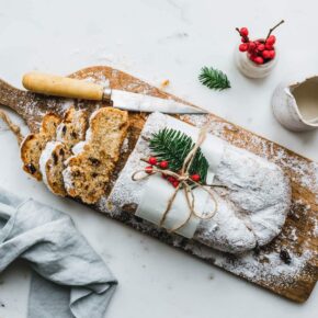 Veganer Quarkstollen mit Dattel-Marzipan