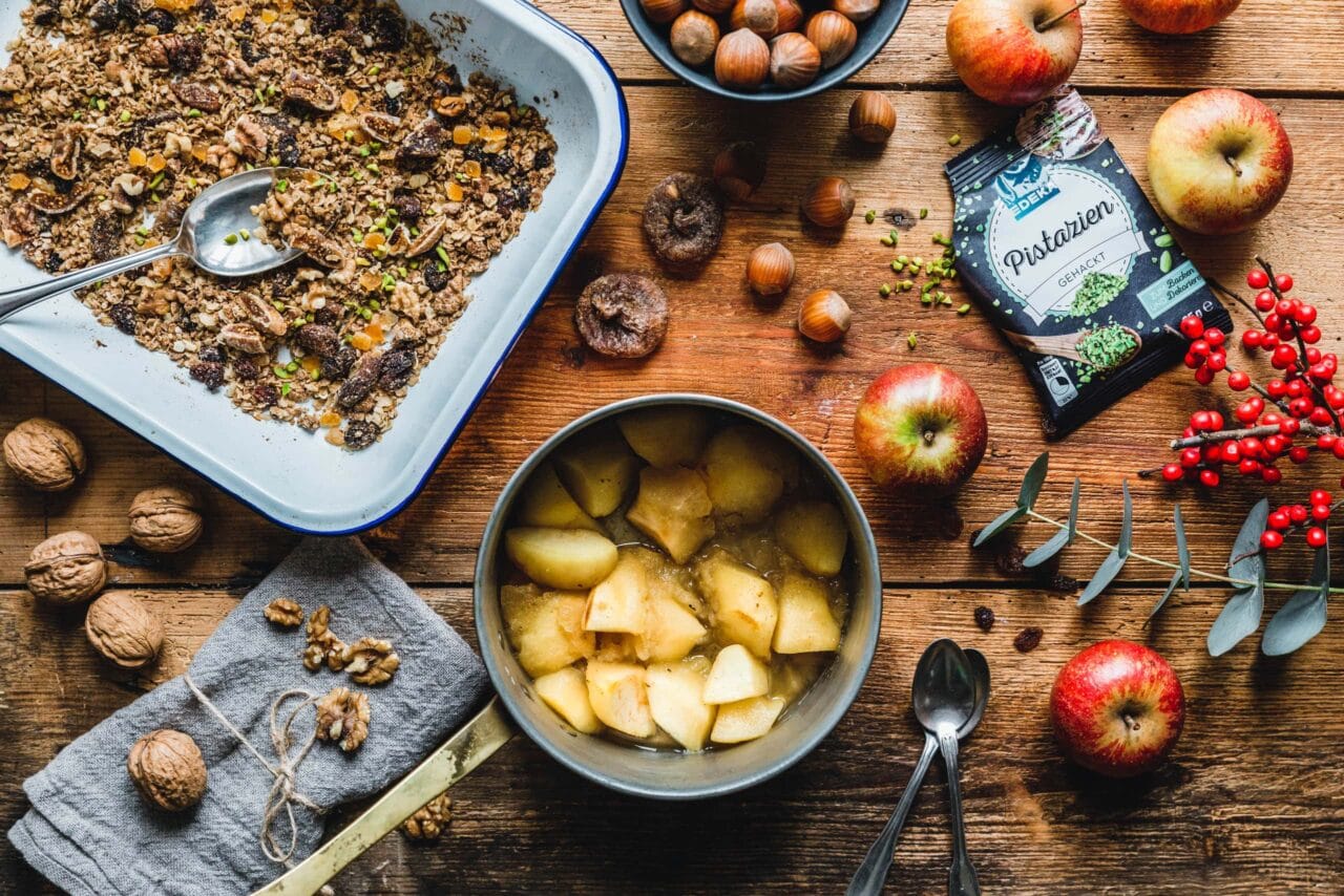 In Cider geschmorte Äpfel mit Früchtebrot-Crumble · Eat this!