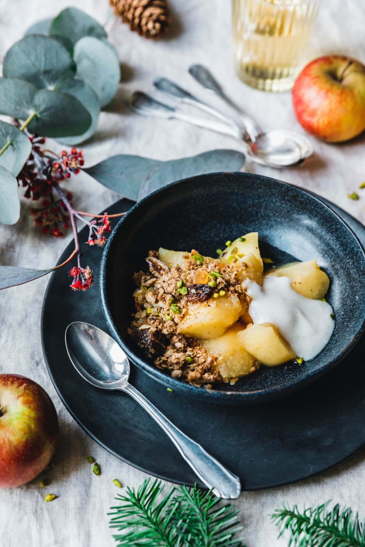 In Cider geschmorte Äpfel mit Früchtebrot-Crumble · Eat this!