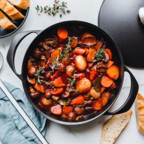 Pilzgulasch à la bourguignonne