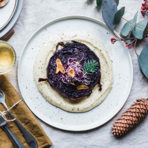Rotkohl-Steaks mit Misobutter & Knoblauchchips