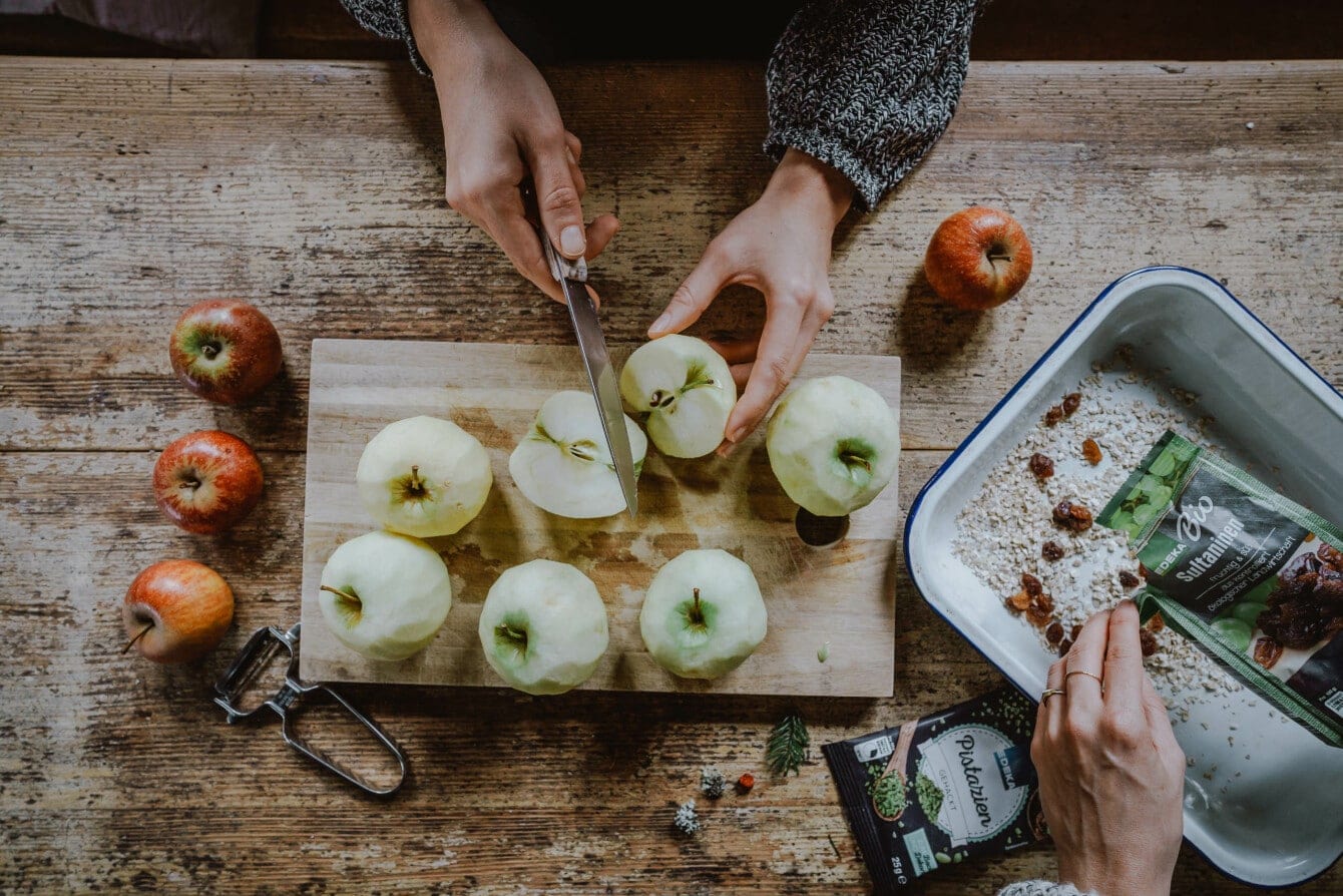 In Cider geschmorte Äpfel mit Früchtebrot-Crumble · Eat this!