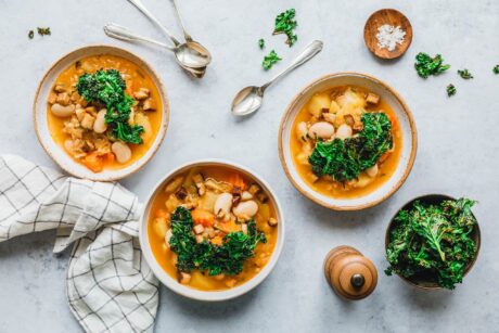 Sauerkrautsuppe mit weißen Riesenbohnen & Grünkohl