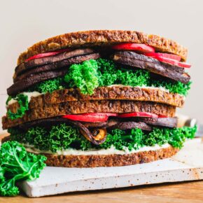 Protein-Stullen mit Pilz-Bacon und Grünkohl