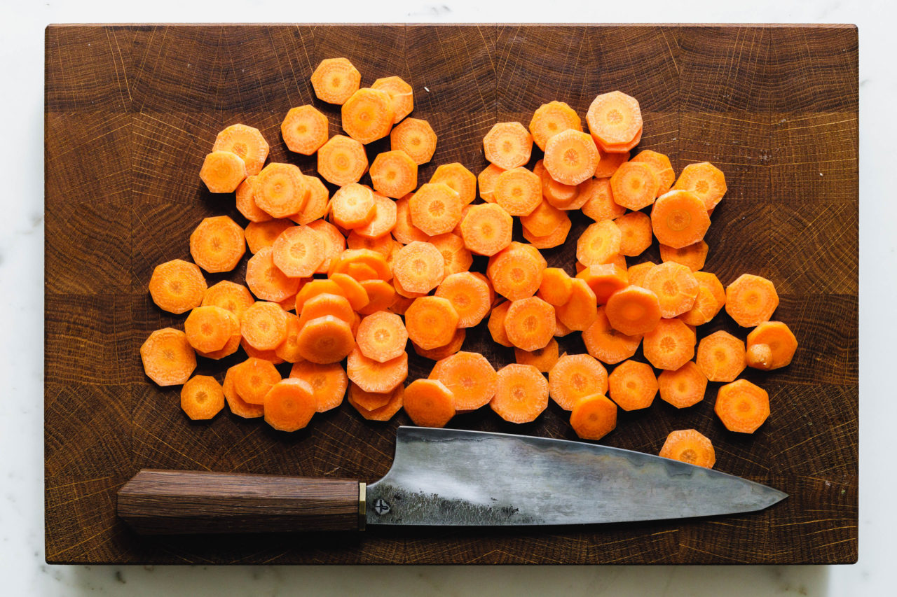 Karotten auf Holzbrett mit Hohenmoorer Messer