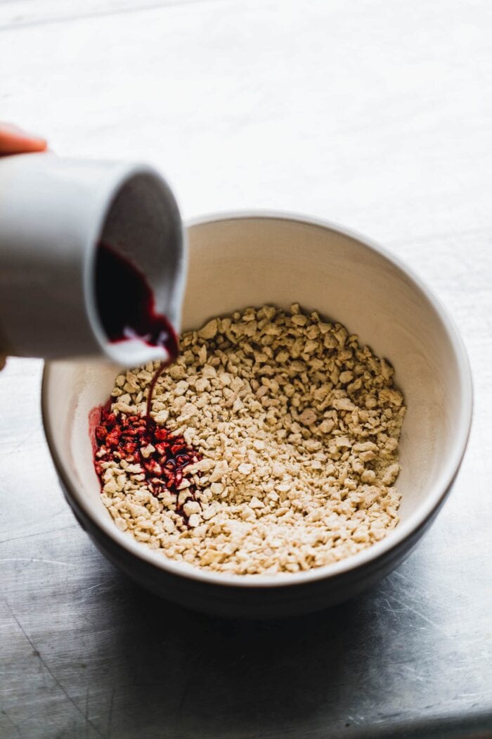 Sojagranulat wird eingeweicht