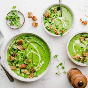 Grüne Gazpacho mit Erbsen & Microgreens