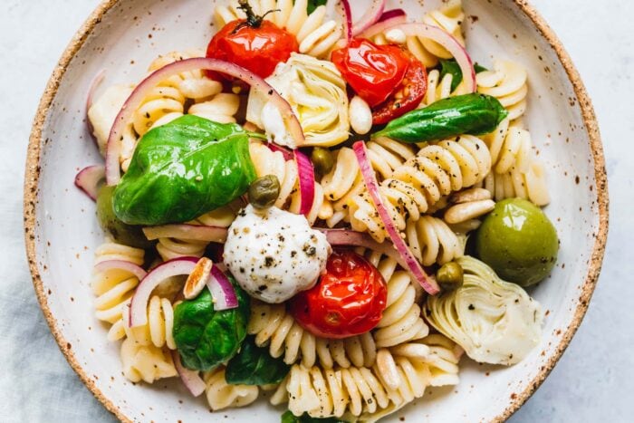 Pastasalat mit gerösteten Tomaten & veganem Mozzarella · Eat this! vegan Pastasalat mit gerösteten Tomaten & veganem Mozzarella · Eat this! vegan