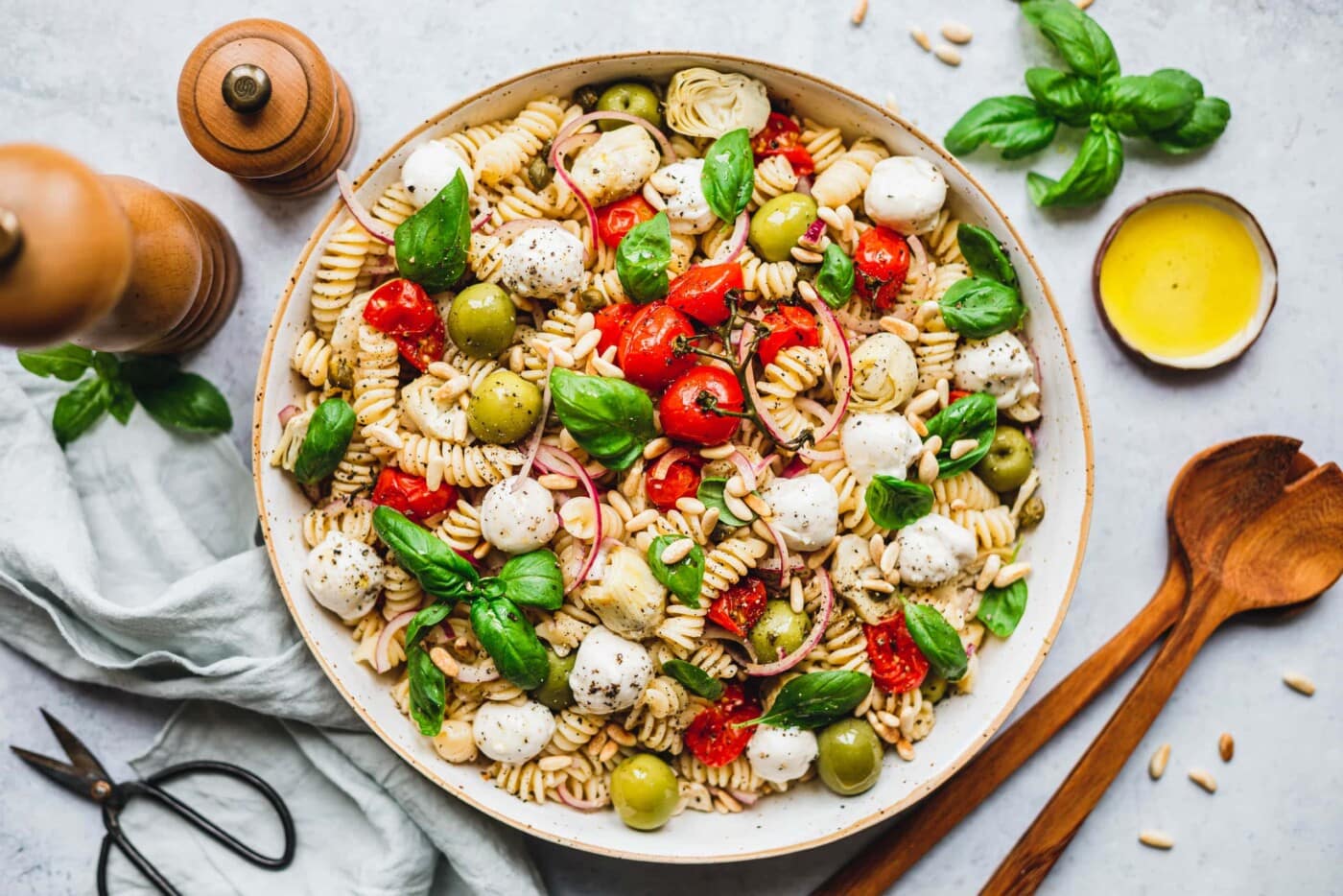 Pastasalat mit gerösteten Tomaten & veganem Mozzarella · Eat this! vegan Pastasalat mit gerösteten Tomaten & veganem Mozzarella · Eat this! vegan