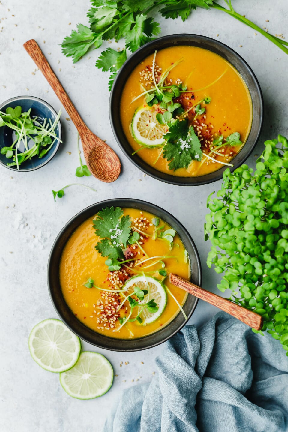 Thai-Karotten-Kokos-Kürbissuppe mit Microgreens