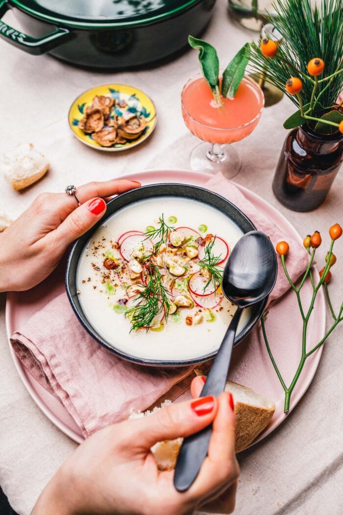 Fenchel-Selleriesuppe mit Kräuteröl & gerösteten Haselnüssen