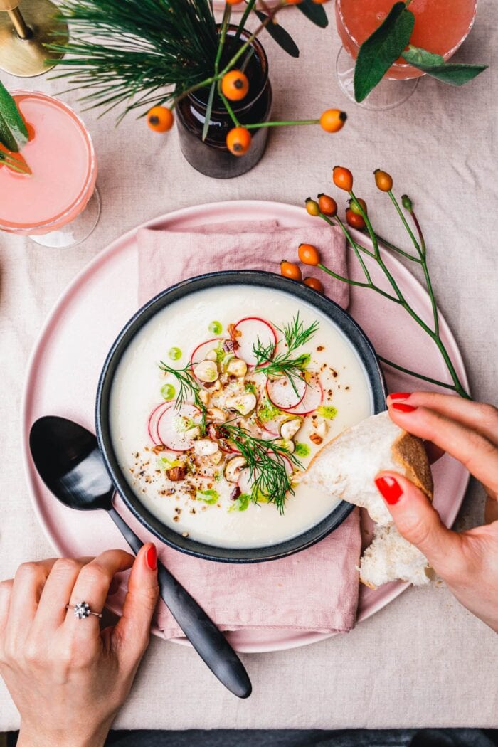 Fenchel-Selleriesuppe mit Kräuteröl & gerösteten Haselnüssen