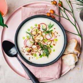 Fenchel-Selleriesuppe mit Kräuteröl & gerösteten Haselnüssen