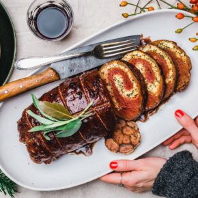 Seitan-Rollbraten mit veganer Bacon-Kruste