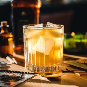 Veganer Whiskey Sour mit Apfelsirup