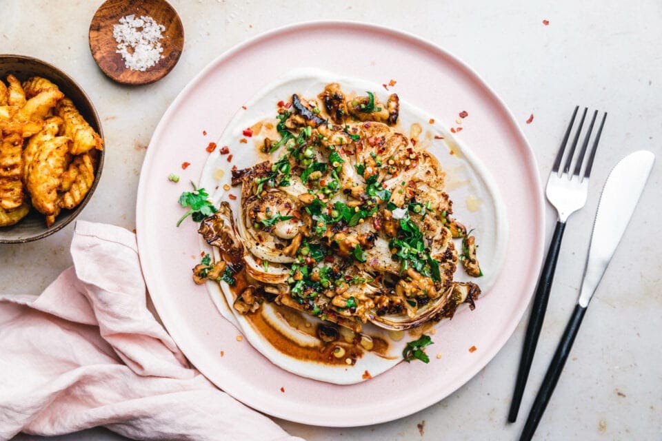 Blumenkohlsteaks mit Chili-Walnuss-Topping · Eat this! Vegane Rezepte Blumenkohlsteaks mit Chili-Walnuss-Topping · Eat this! Vegane Rezepte