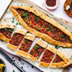 Pide mit veganem Hackfleisch
