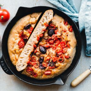 Focaccia mit Kirschtomaten, Oliven und getrockneten Feigen