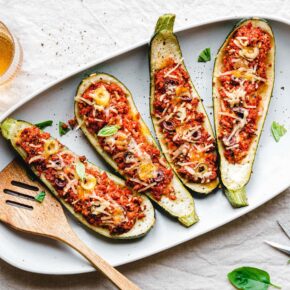 Gefüllte Zucchinischiffchen mit veganem Hackfleisch
