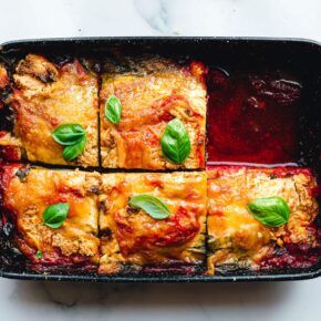 Sommerliche Regenbogen-Gemüselasagne