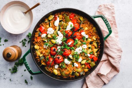 Einfacher Gemüsereis aus dem Ofen