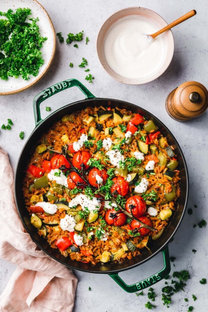 Einfacher Gemüsereis aus dem Ofen