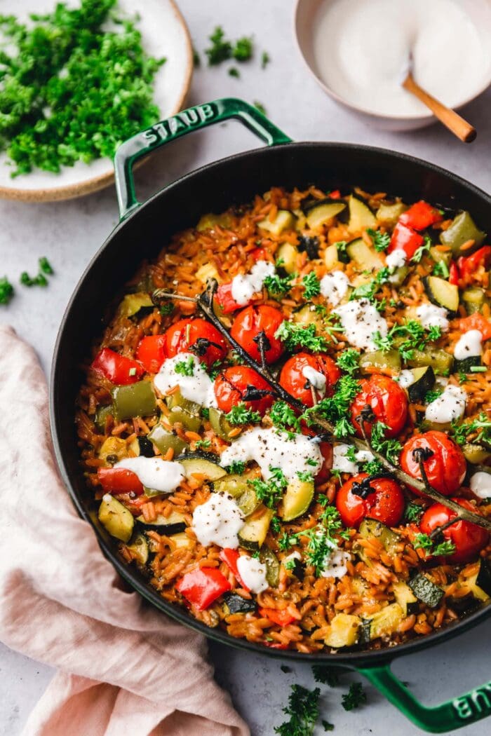 Einfacher Gemüsereis aus dem Ofen